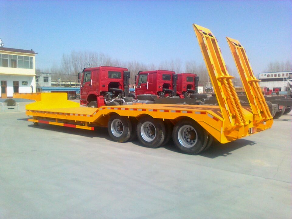 中航鴻盛半掛車(chē)
